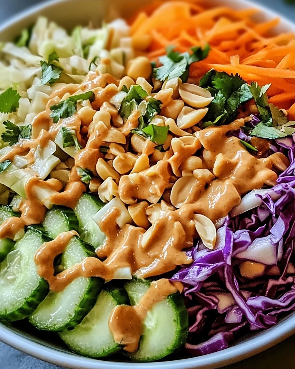 Frühlingsrollen-Salat mit Erdnussoße für jeden Anlass