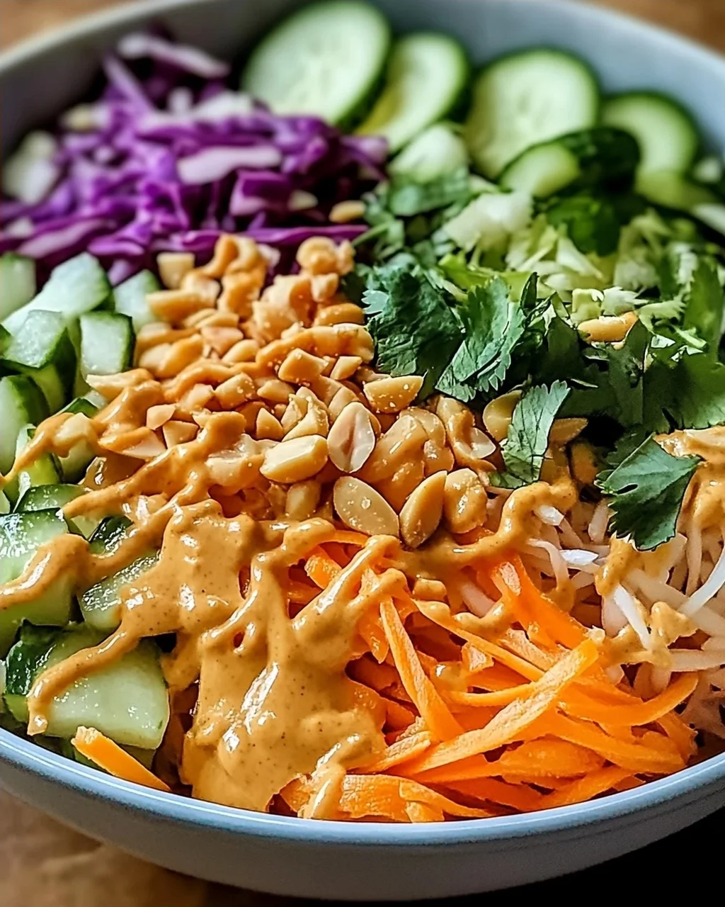 Frühlingsrollen-Salat mit Erdnussoße für jeden Anlass