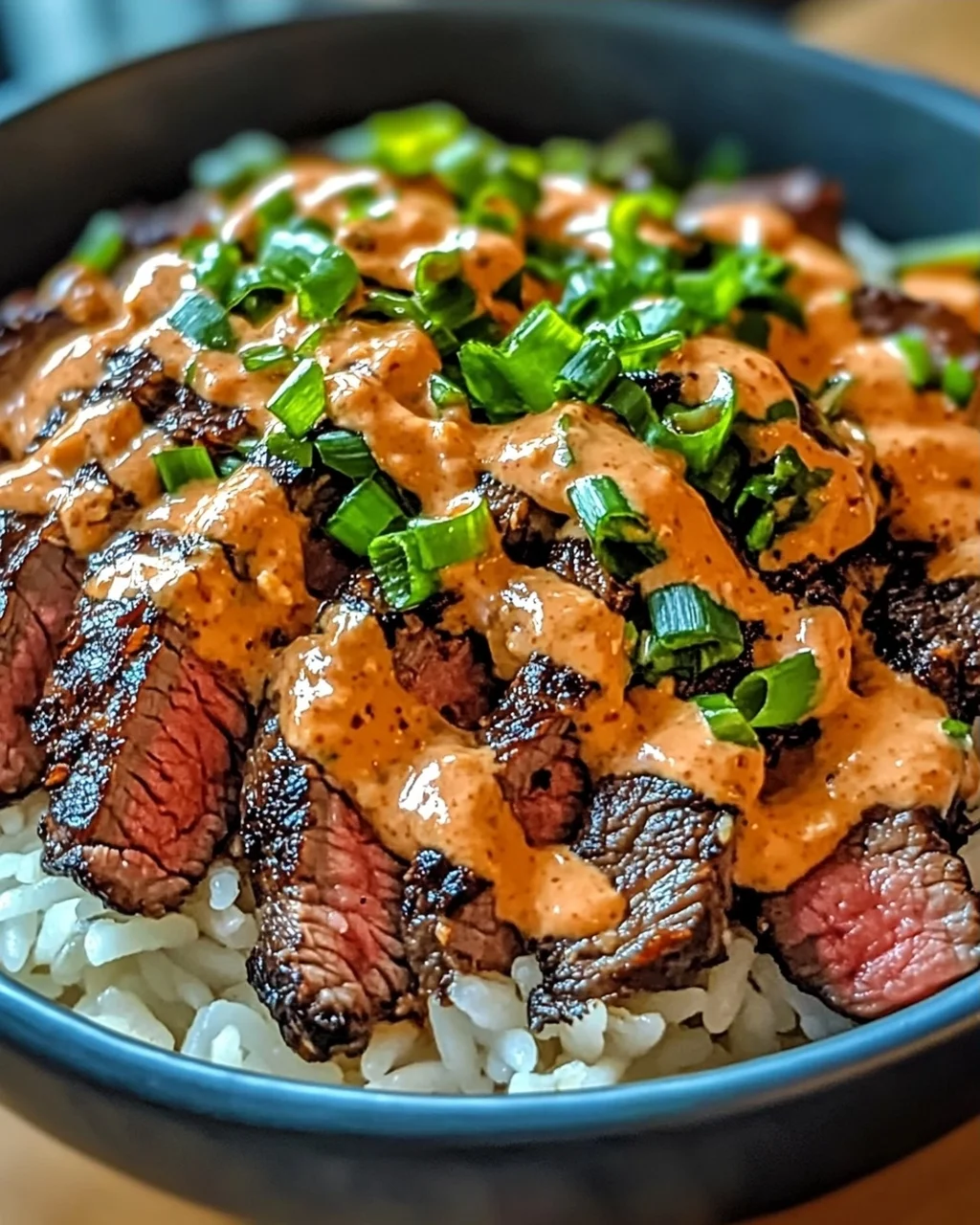 Koreanisches BBQ Steak Reis Schalen mit scharfer Sauce
