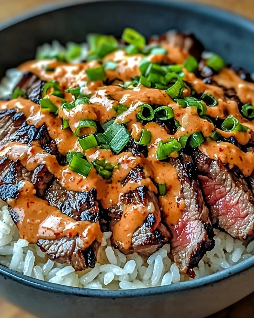 Koreanisches BBQ Steak Reis Schalen mit scharfer Sauce