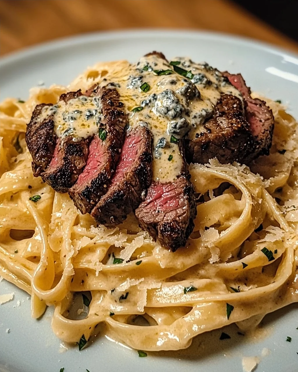 Pikantes Steak Gorgonzola Alfredo mit cremiger Parmesan-Soße