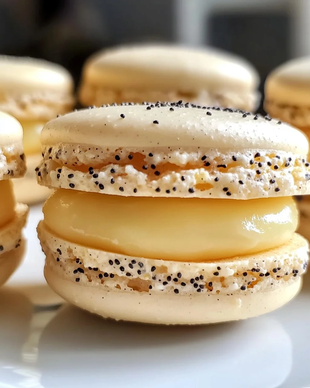 Zitronen-Mohn-Macarons mit cremiger Füllung