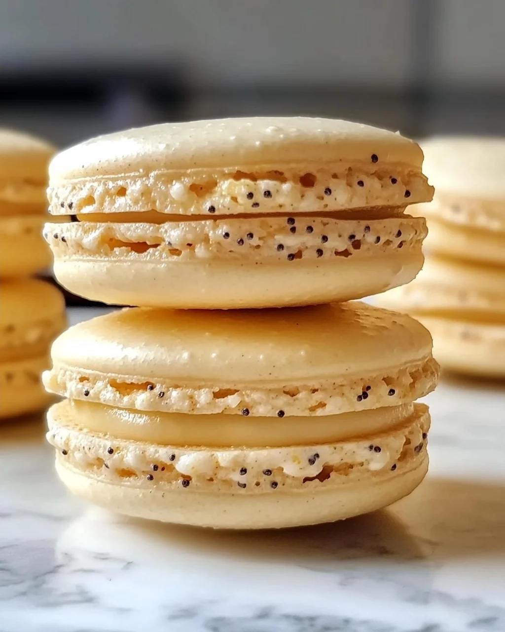 Zitronen-Mohn-Macarons mit cremiger Füllung